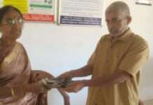 ಬಿದ್ದು ಸಿಕ್ಕಿದ ಮೊಬೈಲ್, ನಗದನ್ನು ವಾರೀಸುದಾರರಿಗೆ ಹಸ್ತಾಂತರಿಸಿದ ಕೃಷ್ಣ ರಾವ್ ಕಳಂಜ