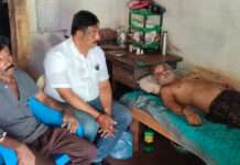 ಜಯನಗರ: ಅನಾರೋಗ್ಯ ಪೀಡಿತ ಚಂದ್ರಶೇಖರ್ ರವರ ಮನೆಗೆ ಭಾರತೀಯ ರೆಡ್ ಕ್ರಾಸ್ ಸಂಸ್ಥೆ ಹಾಗೂ ದೃಷ್ಟಿ ಚಾರಿಟೇಬಲ್ ಟ್ರಸ್ಟ್ ನ ಮುಖ್ಯಸ್ಥರು ಭೇಟಿ