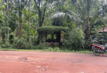 ಕೇರ್ಪಡ : ಬಸ್ ನಿಲ್ದಾಣ ಕುಸಿಯುವ ಭೀತಿಯಲ್ಲಿ…. ಕೇಳುವವರಿಲ್ಲವೇ ?